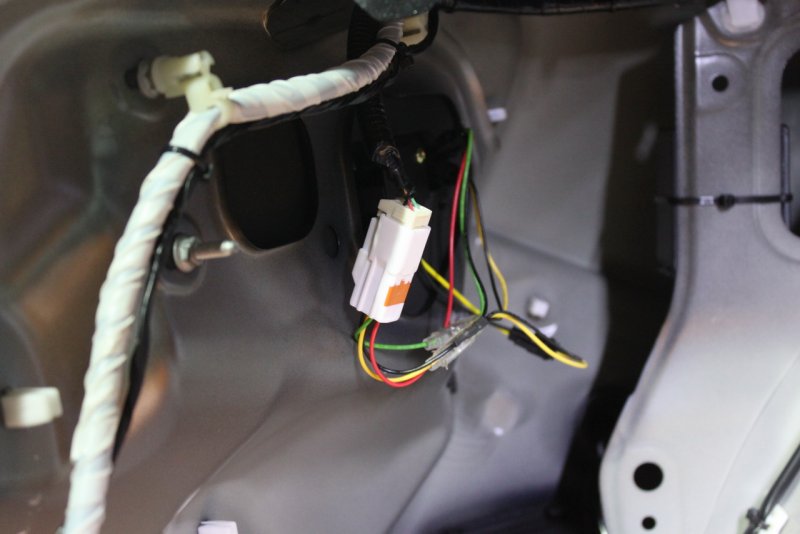 與車內原廠插頭對應不須要任何接線即可完成供電的動作