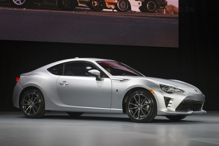 01-2017-toyota-86-ny-1.jpg