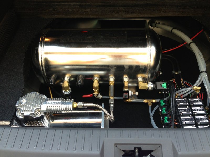 打氣機跟氣壓筒 整合在備胎的位置